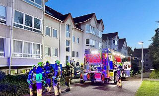 Die Feuerwehr bringt einen Bewohner ins Freie. Bei dem Mann besteht Verdacht auf eine Rauchgasvergiftung. - Ralph Meyer Die Feuerwehr bringt einen Bewohner ins Freie. Bei dem Mann besteht Verdacht auf eine Rauchgasvergiftung. - Ralph Meyer