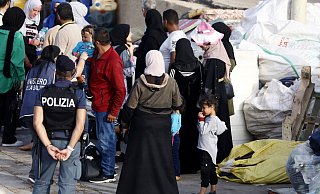 Am Hafen auf der Insel Lampedusa wird ankommenden Migranten geholfen. - Cecilia Fabiano/LaPresse/AP/dpa Am Hafen auf der Insel Lampedusa wird ankommenden Migranten geholfen. - Cecilia Fabiano/LaPresse/AP/dpa