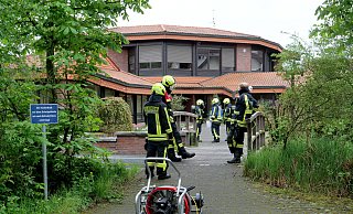 Zu einem unkontrollierten Gefahrgutaustritt rückten die Feuerwehr Hövelhof, der Rettungsdienst und ABC-Erkunder aus Delbrück zum Salvator Kolleg aus. Nach Messungen im Schulgebäude wurde der Komplex belüftet. - Ralph Meyer Zu einem unkontrollierten Gefahrgutaustritt rückten die Feuerwehr Hövelhof, der Rettungsdienst und ABC-Erkunder aus Delbrück zum Salvator Kolleg aus. Nach Messungen im Schulgebäude wurde der Komplex belüftet. - Ralph Meyer