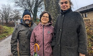 Anwohner Ralf und Petra Zimmermann sowie Grünen-Politikerin Monika Göke setzen sich für den Erhalt der Bäume in Borgentreich ein. - Burkhard Battran Anwohner Ralf und Petra Zimmermann sowie Grünen-Politikerin Monika Göke setzen sich für den Erhalt der Bäume in Borgentreich ein. - Burkhard Battran