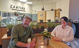 Kai und Christel Klinkel haben Anfang Oktober die Gastronomie im Ravenna-Park wiederbelebt. Im Outlet betreiben sie das Restaurant "Kantine" und versorgen zudem die Mitarbeiter der Walbusch-Logistikzentrums ind eren Betriebskantine. - Uwe Pollmeier Kai und Christel Klinkel haben Anfang Oktober die Gastronomie im Ravenna-Park wiederbelebt. Im Outlet betreiben sie das Restaurant "Kantine" und versorgen zudem die Mitarbeiter der Walbusch-Logistikzentrums ind eren Betriebskantine. - Uwe Pollmeier