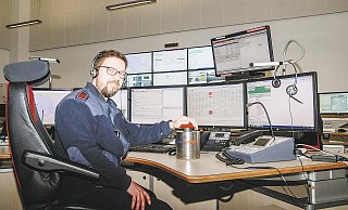 Alle Informationen im Blick: Mike Prause kann in der Leitstelle des Kreises Herford den KatWarn-Buzzer aktivieren. - Kreis Herford Alle Informationen im Blick: Mike Prause kann in der Leitstelle des Kreises Herford den KatWarn-Buzzer aktivieren. - Kreis Herford