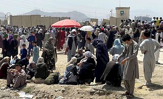 Menschen warten in Kabul am Flughafen. - Reuters Menschen warten in Kabul am Flughafen. - Reuters