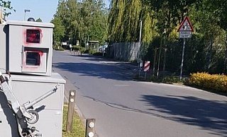 Noch immer sieht man an dem mobilen Gerät Spuren von Farbe. Vor einiger Zeit wurde der Blitzer beschmiert. - Kreis Gütersloh Noch immer sieht man an dem mobilen Gerät Spuren von Farbe. Vor einiger Zeit wurde der Blitzer beschmiert. - Kreis Gütersloh