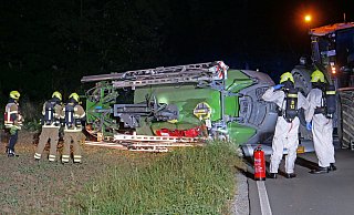 Einsatzkräfte der Feuerwehr Paderborn dichten in Wewer den Tank der umgekippten Feldspritze ab. - Ralph Meyer Einsatzkräfte der Feuerwehr Paderborn dichten in Wewer den Tank der umgekippten Feldspritze ab. - Ralph Meyer