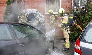 Einsatzkräfte der Paderborner Feuerwehr löschen den brennenden Motor des VW Golf. - Ralph Meyer Einsatzkräfte der Paderborner Feuerwehr löschen den brennenden Motor des VW Golf. - Ralph Meyer