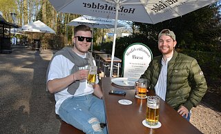 Die Fußballer Jonas Böhme (l.) und Bastian Just genießen nach der Radtour ein kühles Getränk unter Bäumen im Biergarten. - Karin Prignitz Die Fußballer Jonas Böhme (l.) und Bastian Just genießen nach der Radtour ein kühles Getränk unter Bäumen im Biergarten. - Karin Prignitz