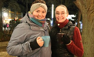 Antonia Köhler (l.) und Natalie Bednorek läuten den Advent mit einer Tasse Glühwein ein. - Anthea Moschner Antonia Köhler (l.) und Natalie Bednorek läuten den Advent mit einer Tasse Glühwein ein. - Anthea Moschner