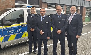 Die leitende Polizeidirektorin Margit Picker (v. l.) mit den neuen Leitern Carsten Schlüter und Andreas Martin sowie Paderborns Landrat Christoph Rüther. - Josefin Stein Die leitende Polizeidirektorin Margit Picker (v. l.) mit den neuen Leitern Carsten Schlüter und Andreas Martin sowie Paderborns Landrat Christoph Rüther. - Josefin Stein