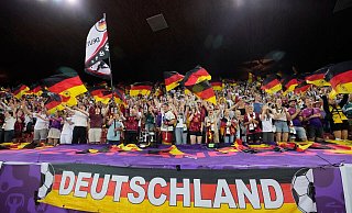 Gute Stimmung unter den Deutschland-Fans - aber nur vor dem Spiel. - Martin Meissner/AP/dpa Gute Stimmung unter den Deutschland-Fans - aber nur vor dem Spiel. - Martin Meissner/AP/dpa
