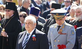 Sergei Jurjewitsch Netschajew (l), Botschafter der Russischen Föderation in der Bundesrepublik Deutschland, nimmt an einer Gedenkveranstaltung am Sowjetischen Ehrenmal im Tiergarten teil. - Joerg Carstensen/dpa Sergei Jurjewitsch Netschajew (l), Botschafter der Russischen Föderation in der Bundesrepublik Deutschland, nimmt an einer Gedenkveranstaltung am Sowjetischen Ehrenmal im Tiergarten teil. - Joerg Carstensen/dpa