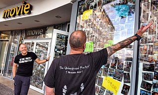 Solidaritätsaktion: Stammgäste des Movie stellten vor genau einem Jahr 1.000 Fotos zusammen. - Barbara Franke Solidaritätsaktion: Stammgäste des Movie stellten vor genau einem Jahr 1.000 Fotos zusammen. - Barbara Franke