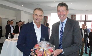 Bürgermeister Burkhard Deppe gratuliert Marcus Graf von Oeynhausen-Sierstorpff zum 40. Geburtstag der Marcus-Klinik: Ein Jahr später treffen sich beide vor Gericht. - burkhard battran Bürgermeister Burkhard Deppe gratuliert Marcus Graf von Oeynhausen-Sierstorpff zum 40. Geburtstag der Marcus-Klinik: Ein Jahr später treffen sich beide vor Gericht. - burkhard battran