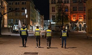 Samstagabend, 23 Uhr: Das Corona-Team des Ordnungsamtes rund um Roman Becker durchstreift die leer gefegte Altstadt. - Christian Mathiesen Samstagabend, 23 Uhr: Das Corona-Team des Ordnungsamtes rund um Roman Becker durchstreift die leer gefegte Altstadt. - Christian Mathiesen