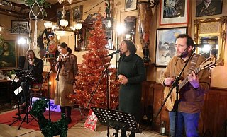 Güterslohs Bürgermeister Norbert Morkes (von links) und seine Harsewinkeler Kollegin Sabine Amsbeck-Dopheide singen mit dem Duo "White Coffee" Weihnachtslieder. An Heiligabend ab 16 Uhr ist der Auftritt im Video zu sehen. - Screenshot/Facebook "GTönt" Güterslohs Bürgermeister Norbert Morkes (von links) und seine Harsewinkeler Kollegin Sabine Amsbeck-Dopheide singen mit dem Duo "White Coffee" Weihnachtslieder. An Heiligabend ab 16 Uhr ist der Auftritt im Video zu sehen. - Screenshot/Facebook "GTönt"