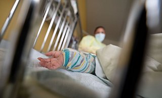 Ein am Respiratorischen Synzytial-Virus (RS-Virus oder RSV) erkranktes Kind im Krankenhaus. - Marijan Murat/dpa Ein am Respiratorischen Synzytial-Virus (RS-Virus oder RSV) erkranktes Kind im Krankenhaus. - Marijan Murat/dpa