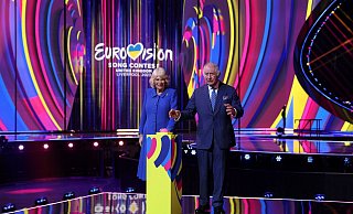 König Charles III. und Königsgemahlin Camilla auf der ESC-Bühne in Liverpool. - Phil Noble/PA Wire/dpa König Charles III. und Königsgemahlin Camilla auf der ESC-Bühne in Liverpool. - Phil Noble/PA Wire/dpa