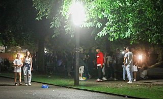 Der „Kunsti“ wird nachts zum Party-Schulhof der jungen Bielefelder – Schüler, Jugendliche und junge Erwachsene feiern hier, trinken Alkohol und hören Musik. Nicht immer bleibt es unter den Anwesenden friedlich. Die Polizei ist inzwischen regelmäßig vor Ort. - Sarah Jonek Der „Kunsti“ wird nachts zum Party-Schulhof der jungen Bielefelder – Schüler, Jugendliche und junge Erwachsene feiern hier, trinken Alkohol und hören Musik. Nicht immer bleibt es unter den Anwesenden friedlich. Die Polizei ist inzwischen regelmäßig vor Ort. - Sarah Jonek