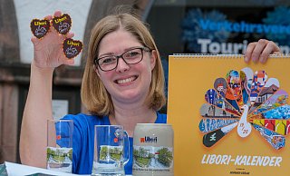 Zeigt beliebte Libori-Souvenirs: Antje Vollmer von der Tourist-Information. - Andreas Zobe Zeigt beliebte Libori-Souvenirs: Antje Vollmer von der Tourist-Information. - Andreas Zobe