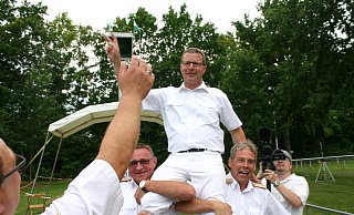 Schoss den Vogel ab: Thomas Peitzmeyer regiert beim Schützenfest. - Johannes Büttner Schoss den Vogel ab: Thomas Peitzmeyer regiert beim Schützenfest. - Johannes Büttner