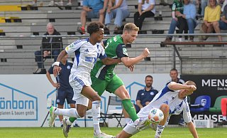 Nach einer bitteren ersten Hälfte muss sich der FC Gütersloh gegenFC Schalke 04 II mit einem 1:3 geschlagen geben. - Jens Dünhölter Nach einer bitteren ersten Hälfte muss sich der FC Gütersloh gegenFC Schalke 04 II mit einem 1:3 geschlagen geben. - Jens Dünhölter