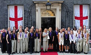 Die englischen Fußballerinnen und Trainerin Sarina Wiegman (mit Pokal) beim Empfang in der Downing Street. - Kirsty Wigglesworth/AP/dpa Die englischen Fußballerinnen und Trainerin Sarina Wiegman (mit Pokal) beim Empfang in der Downing Street. - Kirsty Wigglesworth/AP/dpa