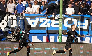 Osnabrücks Lukas Kunze (r) jubelt nach seinem Treffer zur 1:0-Führung in Hamburg. - Christian Charisius/dpa Osnabrücks Lukas Kunze (r) jubelt nach seinem Treffer zur 1:0-Führung in Hamburg. - Christian Charisius/dpa