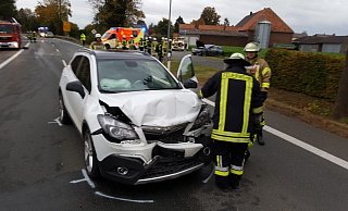 Nach dem Unfall am Abzweig Hohenwepel der Ostwestfalenstraße wurden fünf Verletzte in umliegende Krankenhäuser gebracht. - Dieter Scholz Nach dem Unfall am Abzweig Hohenwepel der Ostwestfalenstraße wurden fünf Verletzte in umliegende Krankenhäuser gebracht. - Dieter Scholz