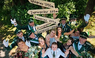 Der Hofstaat der St.-Achatius-Stukenbrock-Senne-Schützen um das Königspaar Ilona und Ulrich Pott wird am 1. Mai abgelöst. Die Stukenbrock-Senner schießen den neuen Regenten aus. - Marwin Gansauge Der Hofstaat der St.-Achatius-Stukenbrock-Senne-Schützen um das Königspaar Ilona und Ulrich Pott wird am 1. Mai abgelöst. Die Stukenbrock-Senner schießen den neuen Regenten aus. - Marwin Gansauge