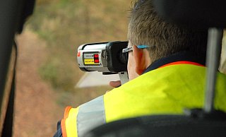 Kontrolliert: Die Polizei blitzte zu schnelle Autofahrer auf der Umleitungsstrecke. - Polizei Kontrolliert: Die Polizei blitzte zu schnelle Autofahrer auf der Umleitungsstrecke. - Polizei