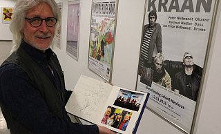 Hans-Werner Schubert zeigt sein Gästebuch, in dem sich die Musiker und Bands verewigt. - Holger Kosbab Hans-Werner Schubert zeigt sein Gästebuch, in dem sich die Musiker und Bands verewigt. - Holger Kosbab