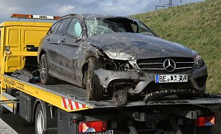 Der Mercedes überschlug sich kurz hinter der Anschlussstelle Bielefeld-Zentrum und blieb auf dem Dach liegen. - Andreas Eickhoff Der Mercedes überschlug sich kurz hinter der Anschlussstelle Bielefeld-Zentrum und blieb auf dem Dach liegen. - Andreas Eickhoff