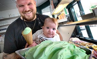 Mathias Gök bietet in seinem Eiscafé Salerno unter anderem die Sorte Sprite-Waldmeister an. - Andreas Frücht Mathias Gök bietet in seinem Eiscafé Salerno unter anderem die Sorte Sprite-Waldmeister an. - Andreas Frücht