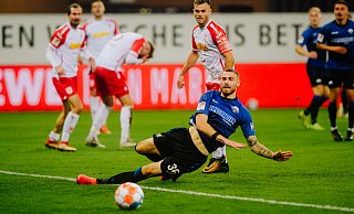 SCP-Stürmer Felix Platte, der hier im Heimspiel der vergangenen Saison gegen Regensburg den Ball verpasst, droht am Samstag auszufallen. - Besim Mazhiqi SCP-Stürmer Felix Platte, der hier im Heimspiel der vergangenen Saison gegen Regensburg den Ball verpasst, droht am Samstag auszufallen. - Besim Mazhiqi