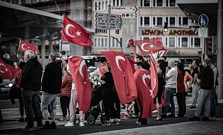 Erdogan-Anhänger am Sonntagabend auf dem Jahnplatz in Bielefeld. - Mller Erdogan-Anhänger am Sonntagabend auf dem Jahnplatz in Bielefeld. - Mller