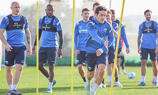 Mika Baur (vorne) und David Kinsombi (hinten 2. v. l.) sollen in den SCP-Testspielen in Spanien nicht zum Einsatz kommen und sind wohl heiße Transferkandidaten. Sven Michel (l.) wird im ersten Test gegen Heerenveen geschont. - Oliver Krato Mika Baur (vorne) und David Kinsombi (hinten 2. v. l.) sollen in den SCP-Testspielen in Spanien nicht zum Einsatz kommen und sind wohl heiße Transferkandidaten. Sven Michel (l.) wird im ersten Test gegen Heerenveen geschont. - Oliver Krato