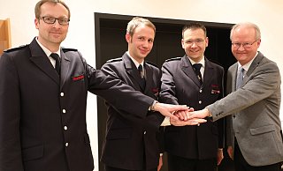 Hand in Hand: Markus Knipping (v. l.), Marius Ulrich, Sebastian Ewen und Bürgermeister Hubertus Grimm. - Simone Flörke Hand in Hand: Markus Knipping (v. l.), Marius Ulrich, Sebastian Ewen und Bürgermeister Hubertus Grimm. - Simone Flörke