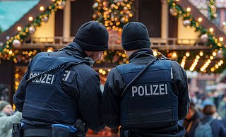 Die Polizei wird auf dem Bielefelder Weihnachtsmarkt verstärkt kontrollieren. Ein Fokus der Beamten liegt dabei in diesem Jahr auf Messern. - Andreas Arnold/dpa Die Polizei wird auf dem Bielefelder Weihnachtsmarkt verstärkt kontrollieren. Ein Fokus der Beamten liegt dabei in diesem Jahr auf Messern. - Andreas Arnold/dpa
