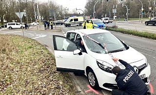 Ein Fußgänger (55) wird bei einem Unfall an der Detmolder Straße lebensgefährlich verletzt. - Jens Reichenbach Ein Fußgänger (55) wird bei einem Unfall an der Detmolder Straße lebensgefährlich verletzt. - Jens Reichenbach
