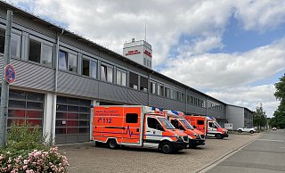 Vor der Mindener Feuerwache wurden gezielt Nägel und Schrauben ausgelegt. Foto: - Berufsfeuerwehr Minden Vor der Mindener Feuerwache wurden gezielt Nägel und Schrauben ausgelegt. Foto: - Berufsfeuerwehr Minden