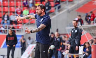 Arminia-Trainer Mitch Kniat verfällt trotz des überzeugenden Sieges in Ingolstadt nicht in überbordende Euphorie. - IMAGO/Eibner Arminia-Trainer Mitch Kniat verfällt trotz des überzeugenden Sieges in Ingolstadt nicht in überbordende Euphorie. - IMAGO/Eibner