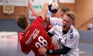 Festgefahrene Situation: Altenhagen-Heepens Jan Hübner (Nr. 38) findet bei seinem Anspiel im bisher letzten Oberliga-Derby am 23. Okober 2020 nur den Kopf von Tim Weischer. Kein Wunder: Justus Clausing hat Einwände. Foto: Peter Unger - Peter Unger Festgefahrene Situation: Altenhagen-Heepens Jan Hübner (Nr. 38) findet bei seinem Anspiel im bisher letzten Oberliga-Derby am 23. Okober 2020 nur den Kopf von Tim Weischer. Kein Wunder: Justus Clausing hat Einwände. Foto: Peter Unger - Peter Unger