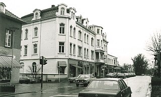Als die Heforder Straße noch eine Durchgangsstraße war. In den 1970er Jahren wird die Fassade des ältesten Hotel der Kurstadt entschlackt und das Gebäude bekommt eine Ladenzeile. - Stadtarchiv Bad Oeynhausen Als die Heforder Straße noch eine Durchgangsstraße war. In den 1970er Jahren wird die Fassade des ältesten Hotel der Kurstadt entschlackt und das Gebäude bekommt eine Ladenzeile. - Stadtarchiv Bad Oeynhausen