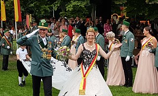 Das ursprünglich zur Parade vorhergesagte Gewitter blieb am späten Nachmittag aus, umso fröhlicher und sichtlich gelöst lächeln König Dennis Happe und Königin Stefanie Nötges beim großen Finale ihrer einjährigen Regentschaft. - Birger Berbüsse Das ursprünglich zur Parade vorhergesagte Gewitter blieb am späten Nachmittag aus, umso fröhlicher und sichtlich gelöst lächeln König Dennis Happe und Königin Stefanie Nötges beim großen Finale ihrer einjährigen Regentschaft. - Birger Berbüsse