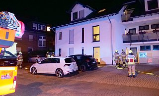 Zwei Bewohner wurden vom Rettungsdienst medizinisch behandelt. - Ralph Meyer Zwei Bewohner wurden vom Rettungsdienst medizinisch behandelt. - Ralph Meyer
