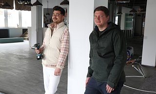 Vassili Leontaris (l.) und Lutz Luig betreiben die neue Gastro am Kamp. - Holger Kosbab Vassili Leontaris (l.) und Lutz Luig betreiben die neue Gastro am Kamp. - Holger Kosbab