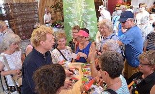 Umgeben von Fans gibt der Star-Florist Björn Kroner (links) Autogramme und Tipps. - Nicole Fischer Umgeben von Fans gibt der Star-Florist Björn Kroner (links) Autogramme und Tipps. - Nicole Fischer
