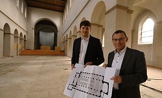 Rund ein Jahr lang wird die Abdinghofkirche in Paderborn zur Baustelle und aufwendig saniert. Den Prozess begleiten Pfarrer Eckhard Düker (r.) und Kirchenkantor Tim Gärtner. - Lena Henning Rund ein Jahr lang wird die Abdinghofkirche in Paderborn zur Baustelle und aufwendig saniert. Den Prozess begleiten Pfarrer Eckhard Düker (r.) und Kirchenkantor Tim Gärtner. - Lena Henning