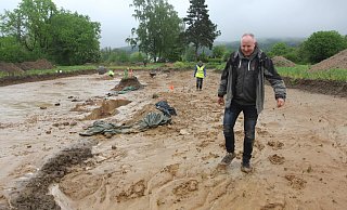 Archäologe Sven Spiong nimmt die Ausgrabungen in Augenschein. - Ulf Hanke Archäologe Sven Spiong nimmt die Ausgrabungen in Augenschein. - Ulf Hanke