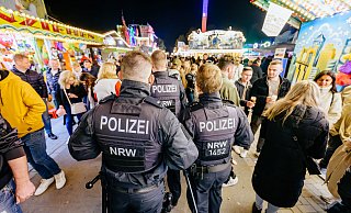 Direkt nach dem Todesfall auf der Pollhans-Kirmes 2023 in Schloß Holte-Stukenbrock hatte der Betreiber angegeben, bei dem Mann handele es sich um einen Fahrgast. Nun erhärtet sich der Verdacht, dass es ein illegal Beschäftigter war. - Besim Mazhiqi Direkt nach dem Todesfall auf der Pollhans-Kirmes 2023 in Schloß Holte-Stukenbrock hatte der Betreiber angegeben, bei dem Mann handele es sich um einen Fahrgast. Nun erhärtet sich der Verdacht, dass es ein illegal Beschäftigter war. - Besim Mazhiqi
